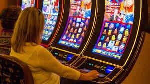 Người chơi Việt Nam theo dõi jackpot nổ hũ tăng trên màn hình điện thoại 777loc