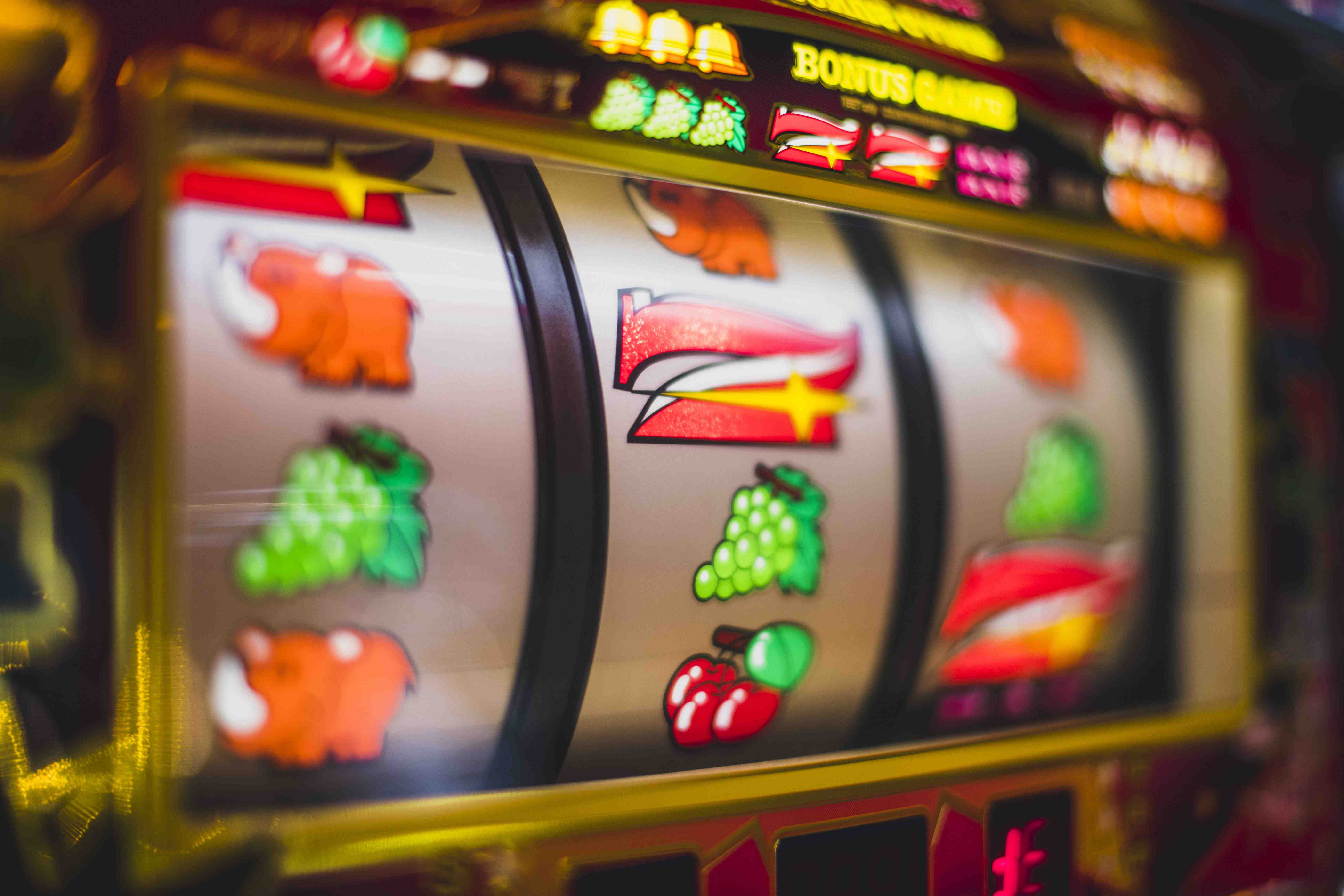Người chơi Việt Nam tham gia phòng Bingo trực tuyến 777loc qua điện thoại